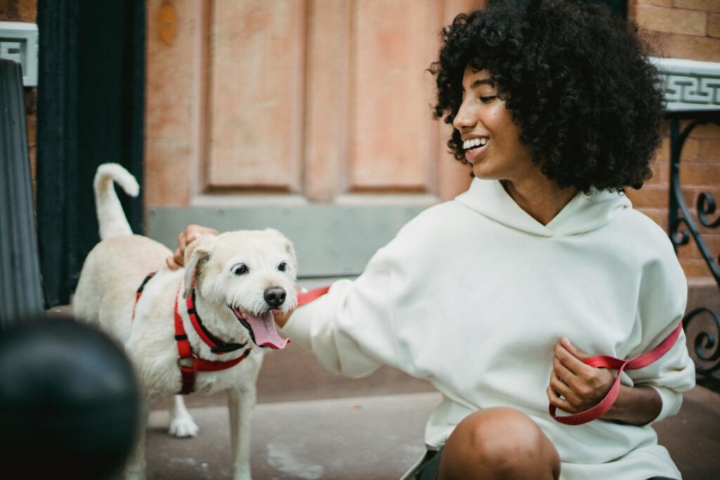 Eine Frau streichelt ihren Hund